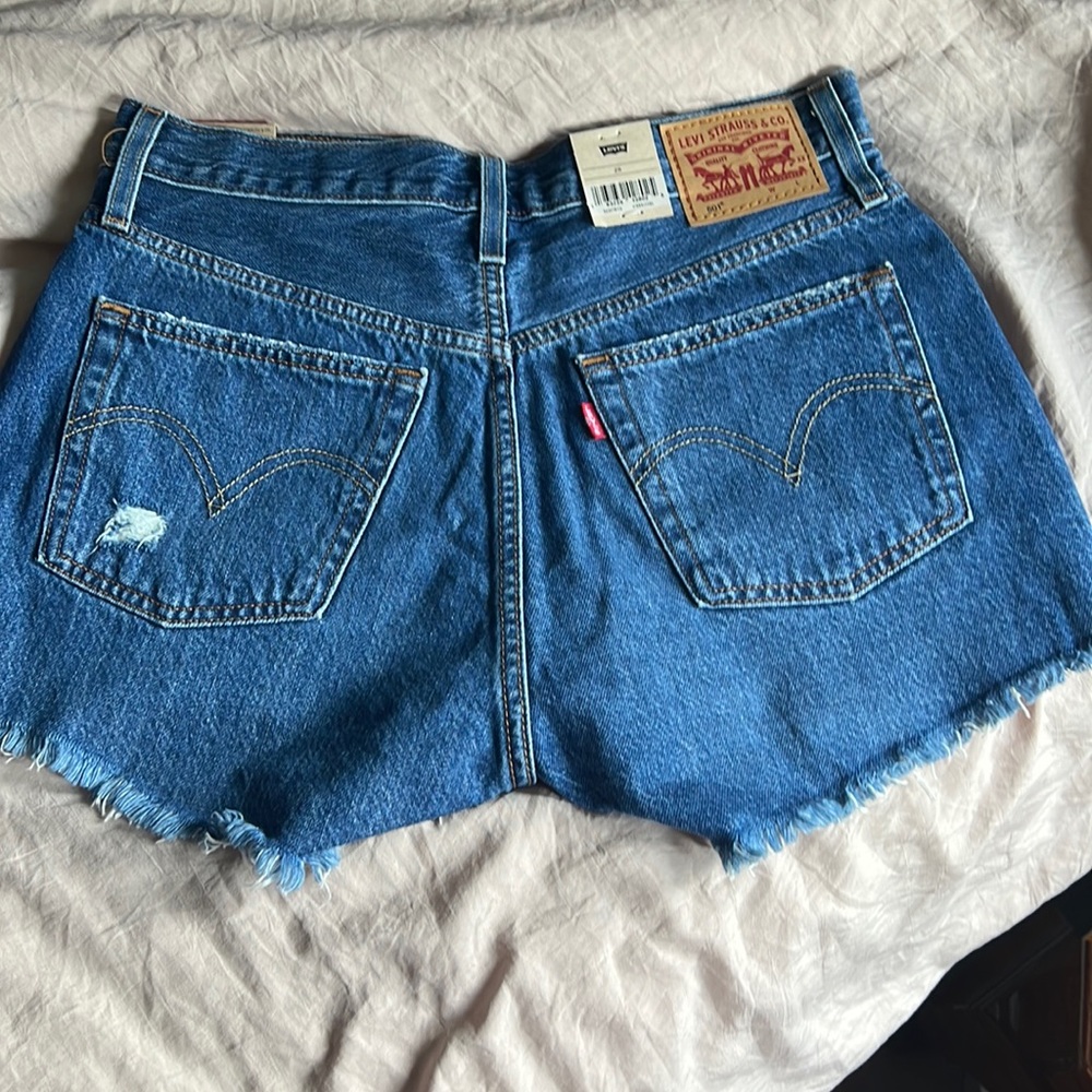 NWT cut off Levi shorts size 28